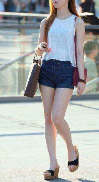 热裤 牛仔高筒靴,搭配热裤,拉伸纤长双腿线条,轻松凹造型