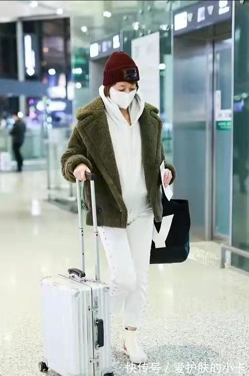 年龄感|马伊琍携13岁长女走机场,女儿穿皮草拎大牌包,比妈妈还时尚