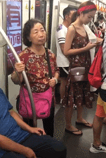 |搞笑GIF:撞衫不可怕 谁小谁尴尬