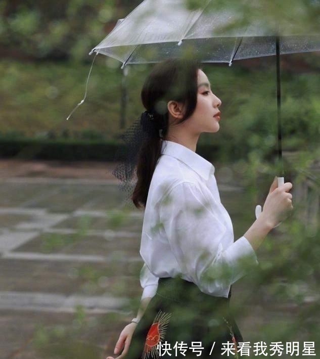 披头散发 女人别再披头散发了,太显老!今年流行这5种发型,减龄显脸小