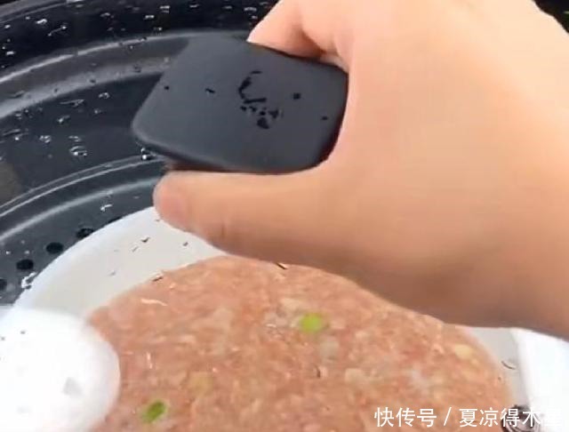  下饭|当马蹄碰到肉末，做成鲜香美味的蒸肉饼，美味和下饭