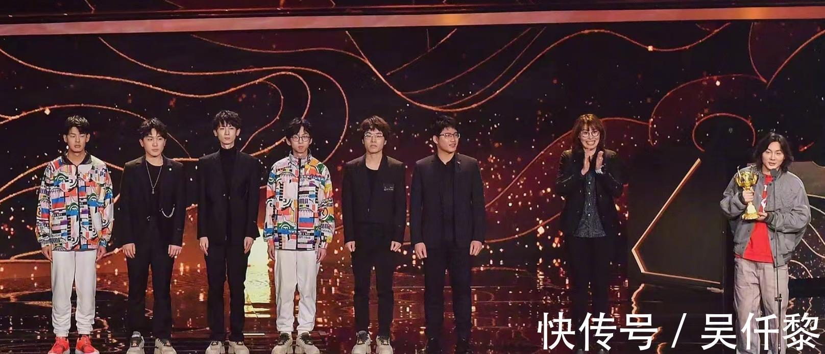 使命必达|傅园慧登台颁奖!全场冷漠脸,她一人拍手狂喜,“追星”大仙成功