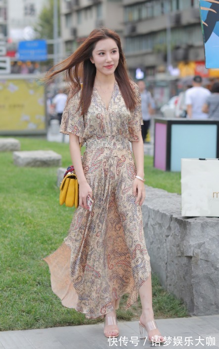 轻熟风 年轻女性的轻熟风穿搭,一件复古花纹连衣裙,稳重又俏皮