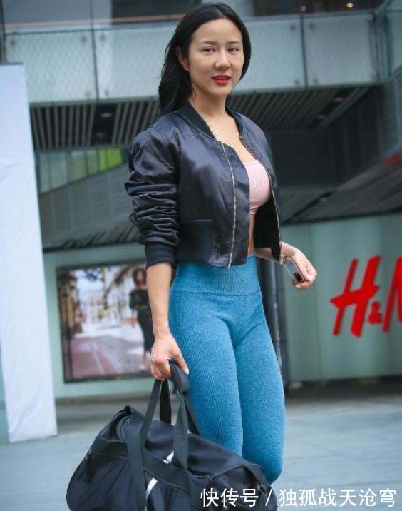 辣妈 野性十足的辣妈,瑜伽裤勒出线条美,时尚还减龄!