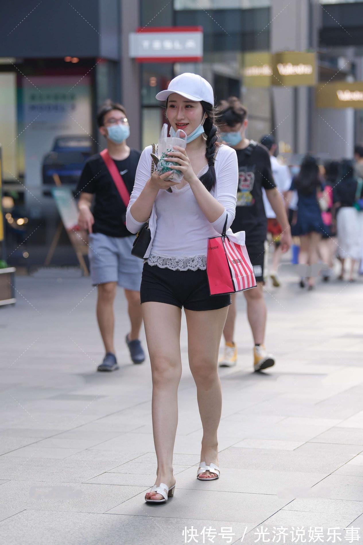 花边 白色上衣搭配黑色裤子,版型简约时尚,穿搭甜美大方