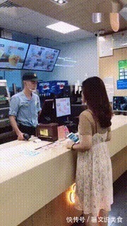 |搞笑GIF：为什么看到他摔倒，心里会莫名地舒爽呢