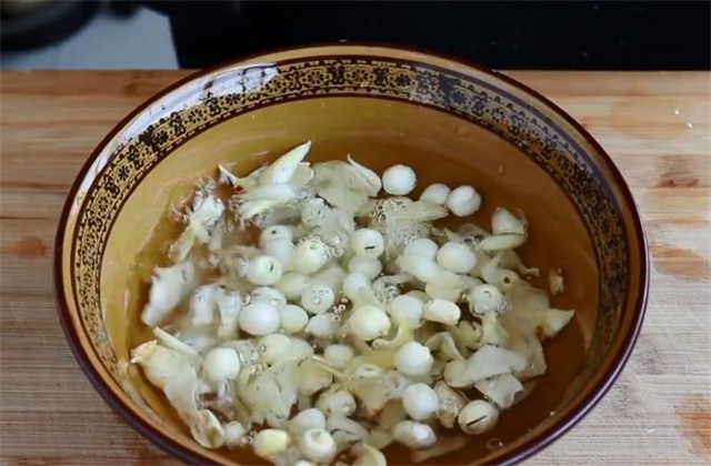 百合|教你在家熬银耳莲子粥,清热去火,做法简单,熬一大锅不够喝