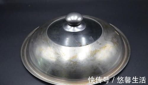 不管锅盖有多脏,不用任何洗涤剂,轻轻一擦洁净如新,方法太棒了