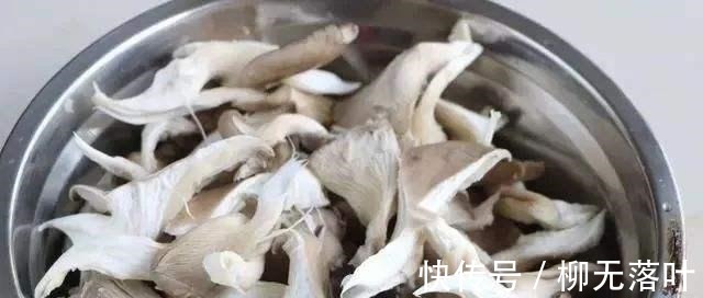 蘑菇|炸蘑菇，直接裹面粉是大忌！教你正确方法，咸香酥脆，比肉还好吃！