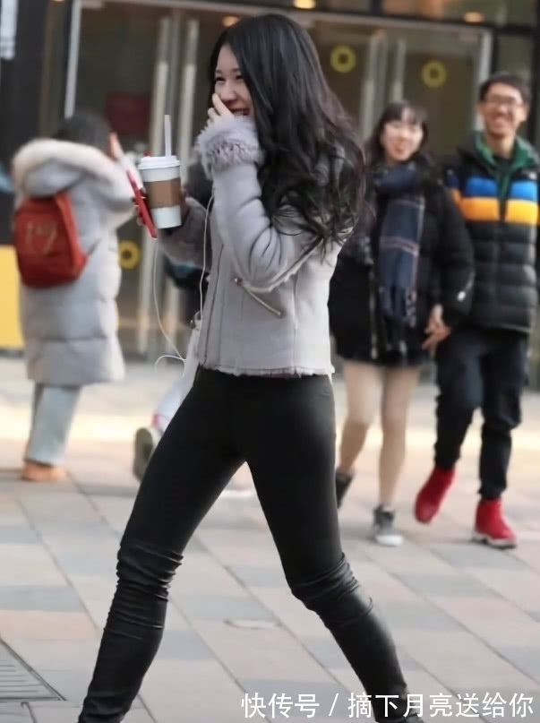 皮裤 皮草外套,再加上这快要撑破的皮裤,腿粗很任性!