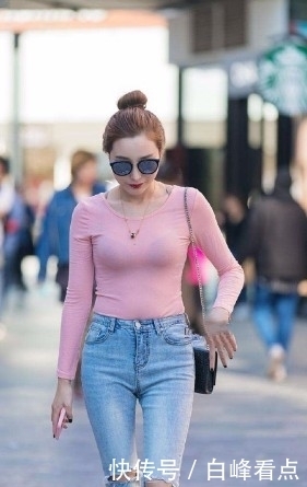 身材|街拍:小姐姐身材成熟性感迷人,风韵十足,你最喜欢哪一个?