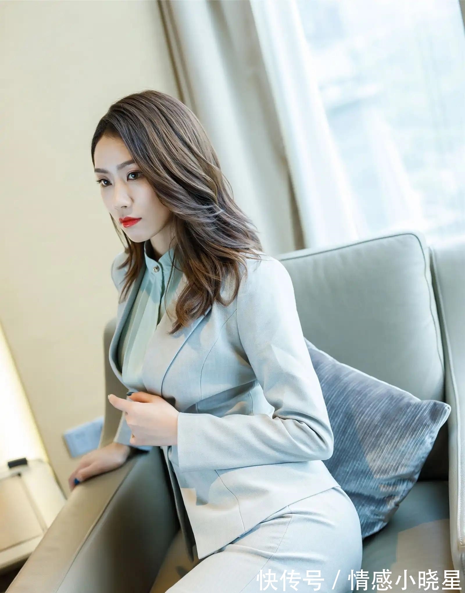 高跟鞋 宽敞明亮的大房间,适合一套浅色西装搭配白色高跟鞋的装扮!