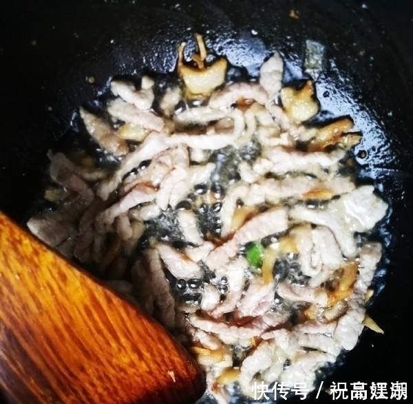 “蚝油”是一开始就放,还是最后再放大厨放错顺序味道就变了