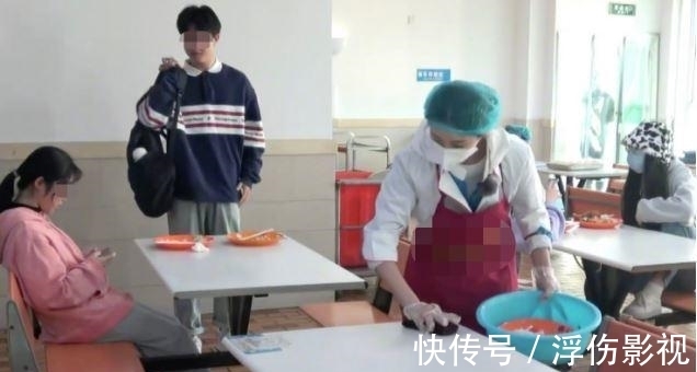 刘浩存在食堂擦桌子、扫地，体验清洁工的工作