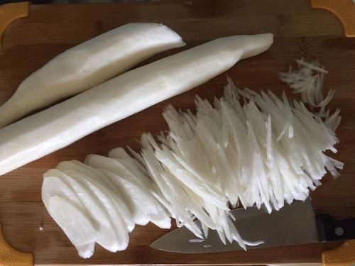 白萝卜和它是绝配,简单煮一煮,驱寒排毒,营养极高,冬天不生病