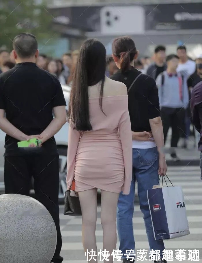 一字|罗衣何飘飘,轻裾随风还,粉色一字肩收腰连衣裙的性感优雅穿搭