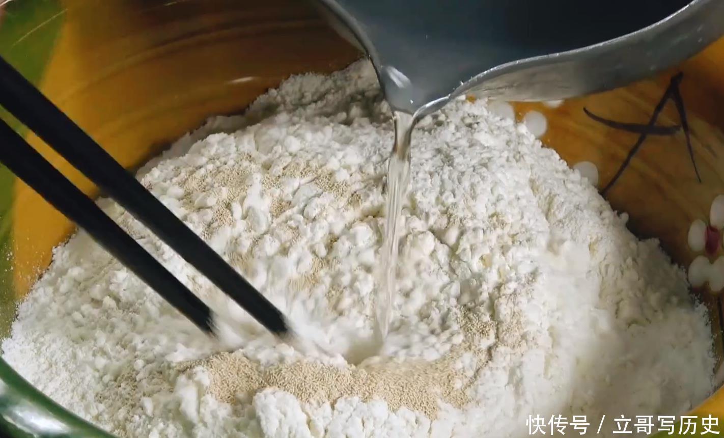 做法|教你花卷新做法,不用提前发面,现做现吃,咸香松软,孩子超爱吃