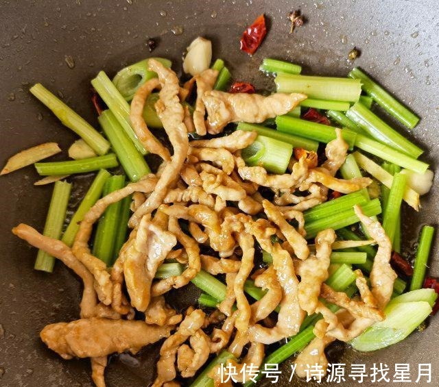 一溪月|芹菜肉丝炒面,油润鲜香,好吃极了!