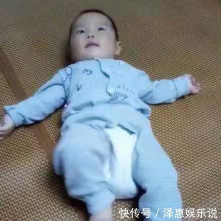 宝宝|宝宝不会翻身,却掉下床2次,爸爸无意中揭晓谜题,网友同款