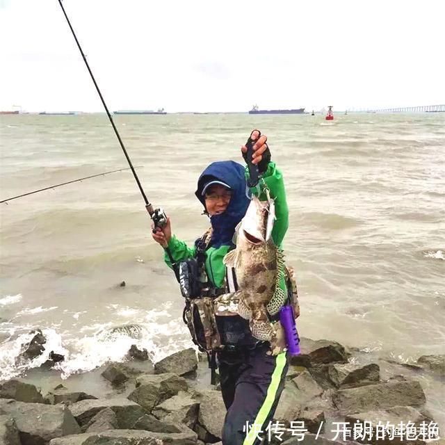 大量鱼竿等待销毁!不少钓鱼人心疼不已带轮的竿子不能玩了吗