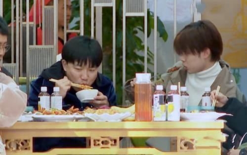 蔬菜沙拉|孔雪兒陪王晨藝吃烤肉，看清她夾的啥？網友：這才是自律的表現