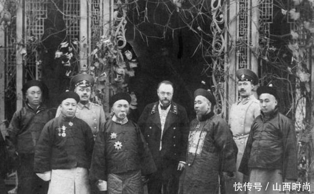 外国人|清朝真实老照片：西装革履的外国人非常显眼，最后一张是小脚妇女