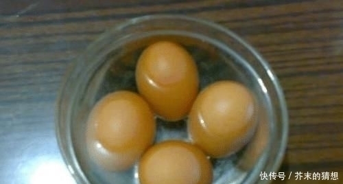 白水煮鸡蛋时,在水里放点“它”,鸡蛋壳一碰就掉,鸡蛋香嫩好吃