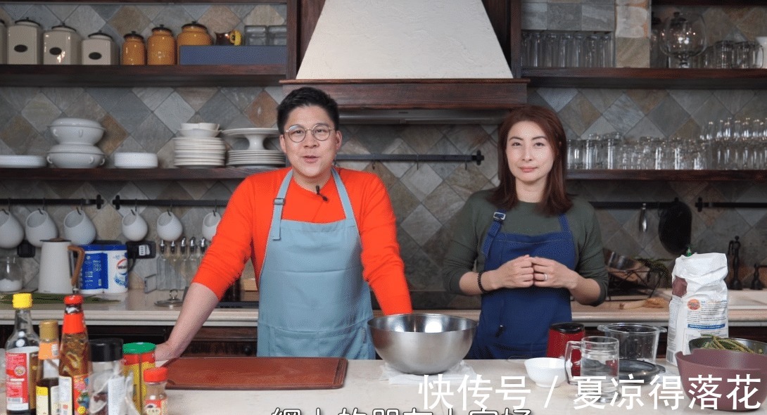霍启刚郭晶晶夫妇包饺子趣事!直接上手搅馅,厨房宽敞像吧台