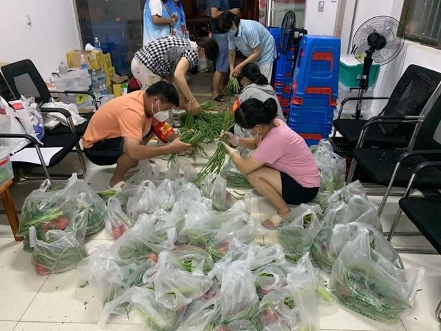 老两口|扬州景区平山乡：为防菜品变质，志愿者连夜分拣打包为居民送菜上门