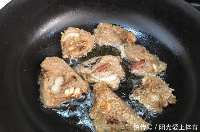 粽子太多吃不完,试试新吃法,既是主食也是小吃,上桌孩子抢着要!