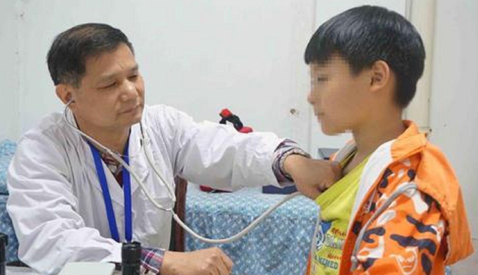 自作自受|孩子高烧医院排队400号,医生只顾打私人电话,网友:自作自受