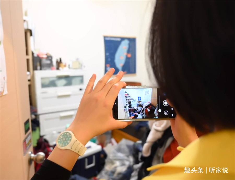 姑娘|“囤积癖”姑娘10㎡卧室，衣服堆积如山，3名整理师8小时打扫干净