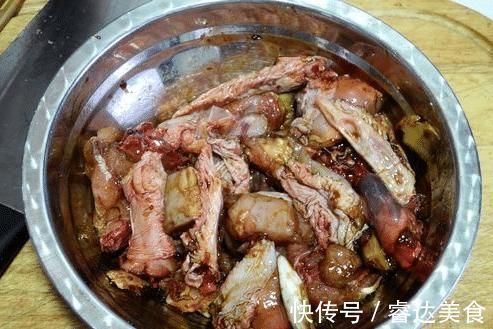 炖鸡汤，别只会焯水了！30年大厨教你3招，肉质鲜香软嫩，无腥味