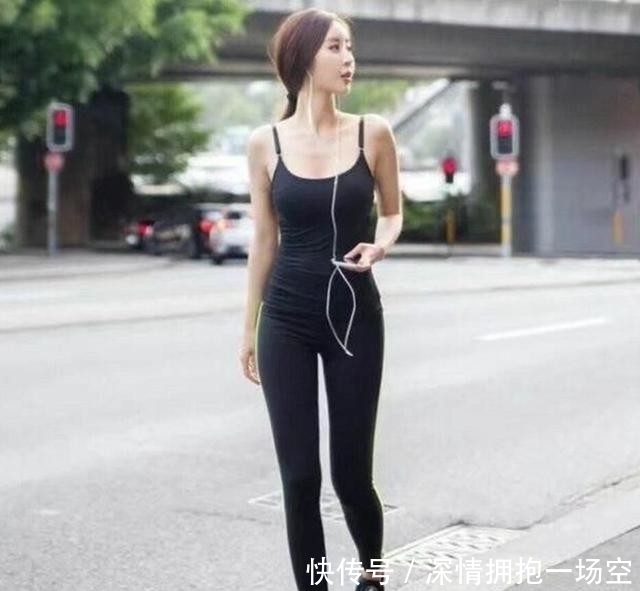  千娇百媚|打底裤美女千娇百媚楚楚动人，摇曳的身姿吸引太多人的目光。