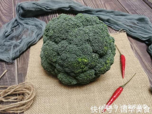营养成分|西兰花怎么炒才清脆鲜嫩掌握这几点，西兰花色泽碧绿，原汁原味