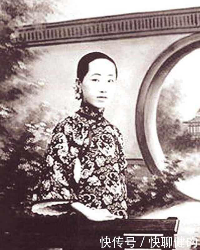 她出身寒微嫁给别人为妾,却受到了极大的尊重,可惜晚年结局悲凉