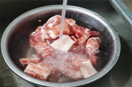 解冻肉“最怕”直接用水泡,教您4个小方法,冻肉变成“小鲜肉”