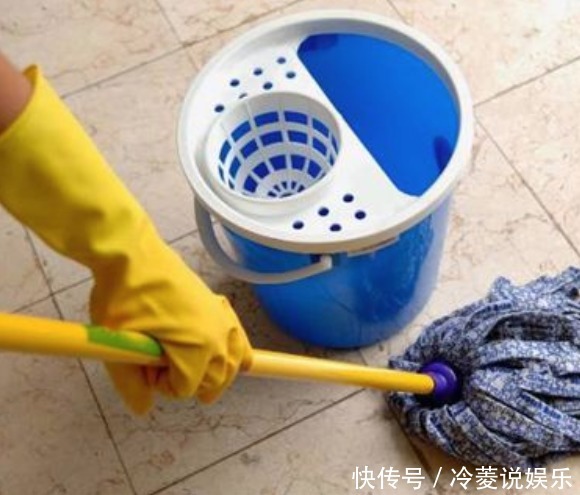 拖地也要讲究方法,拖地时水里加以下3样东西,一星期地面没灰尘