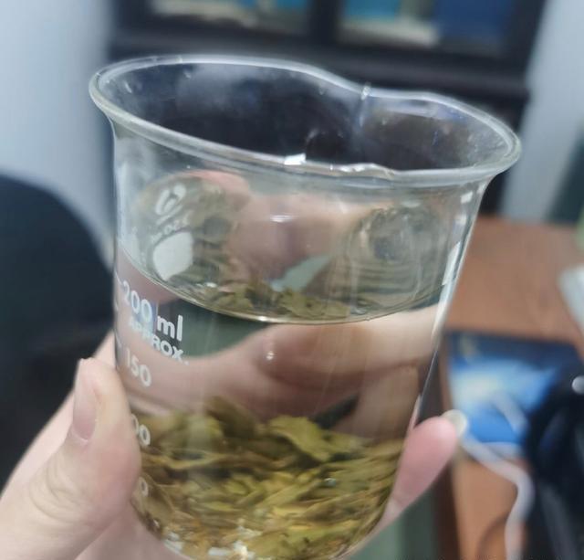 各科老师“水杯”大PK，用烧杯的化学老师不算啥，生物老师才是强