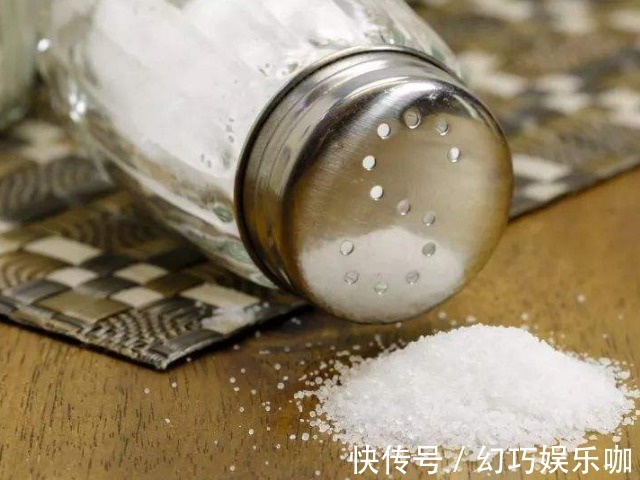 宝宝|孩子只要未满5岁,4种食物都不宜吃,此行为不是爱孩子是害孩子