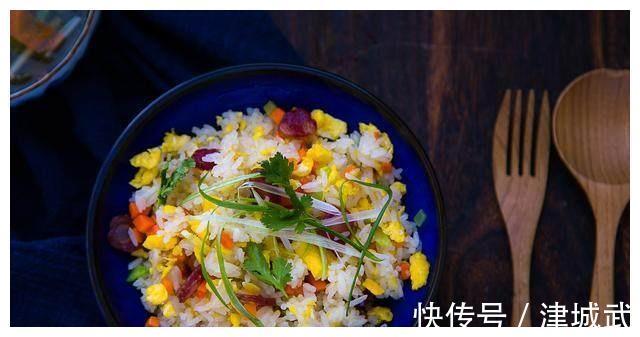 剩饭救星,一个小妙招让你的米饭好吃到爆,五分钟就能上桌!