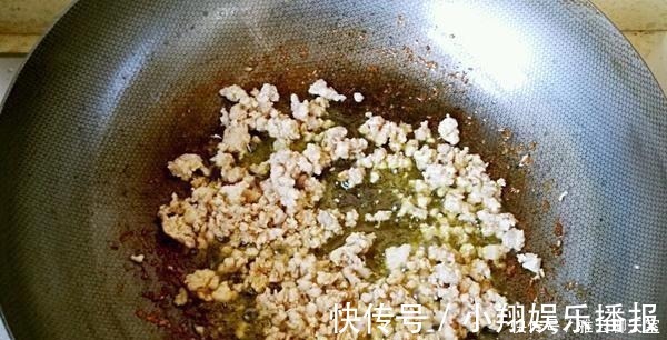 泡发粉条别只知道傻傻用水，大厨教你一招，5分钟快速泡软还筋道