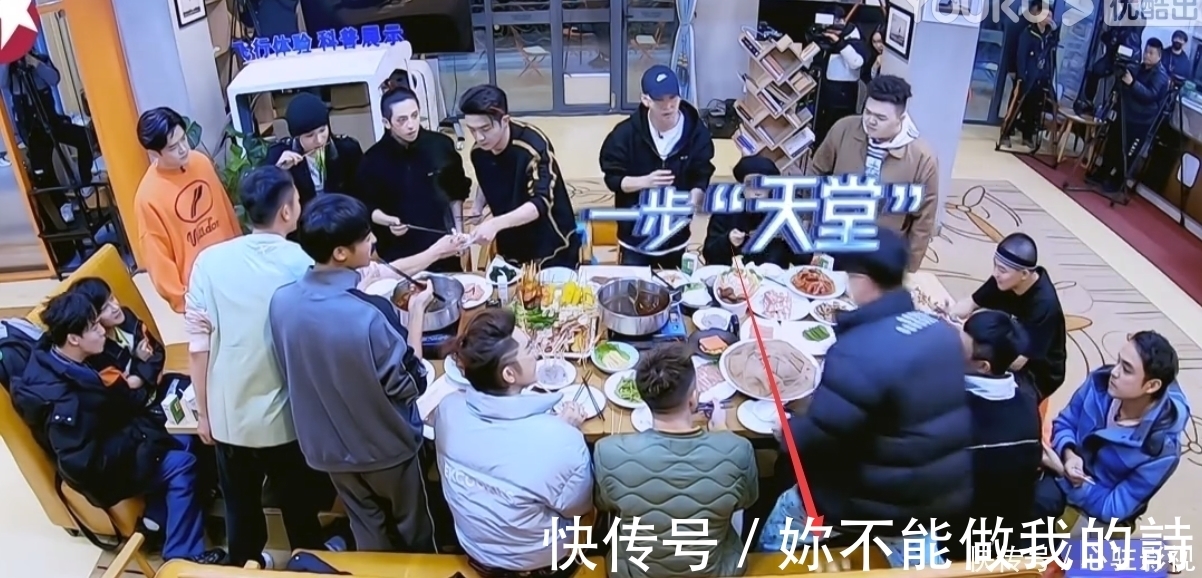 馒头|史上最狠节目组？禁演嘉宾只配吃馒头咸菜，烧饼馋急眼后悲剧了