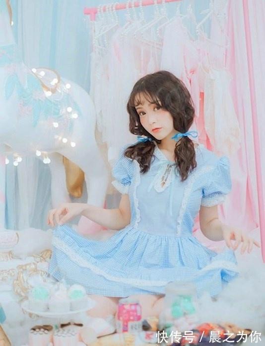 |搞笑GIF图:美女扔捧花的技术不错啊,后面没一个人接到