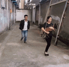 |搞笑GIF: 恐怕你要换一条裤子了 姑娘想都没想直接就坐了上去