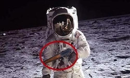 当年杨利伟上太空,为何要带把枪苏联宇航员的惨痛教训不敢忘