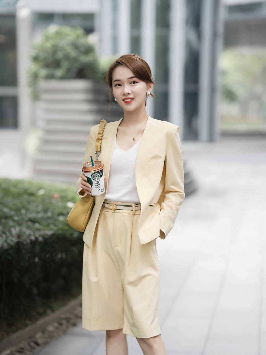 搭配|秋天的穿搭指南，衬衫搭配白色牛仔裤温柔清爽又好看，舒适大方