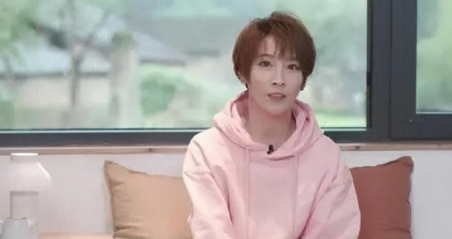 男性|调侃金晨、为金莎尴尬,张绍刚有色镜后,是大多数男性的“偏见”