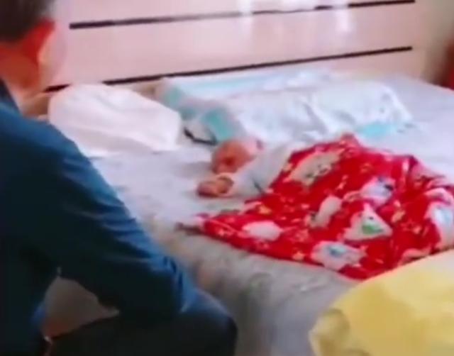 公公|宝宝出生后回家,爷爷盯着孙女看了60分钟,妈妈不忍破坏