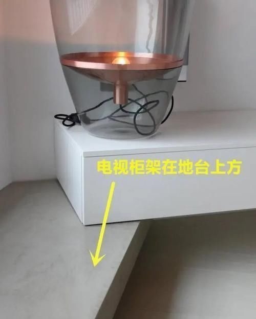 墙面|除了沙发,靠墙打10公分悬空地台,来20个客人都坐得下!